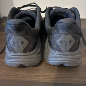 HOKA Men's Clifton 10 Athletic Running Shoes - Black 8 wide